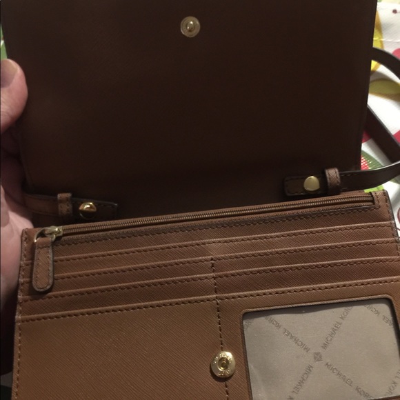 Micheal Kors Jet Set Wallet - Picture 2 of 9